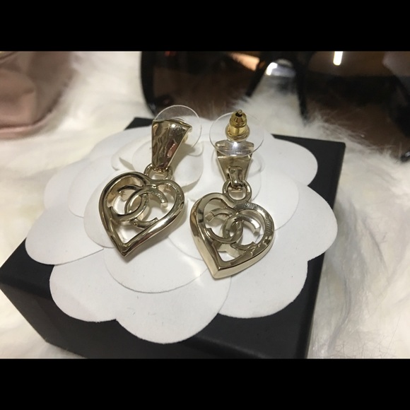 NIB 22P Chanel Heart Earrings - Picture 2 of 9